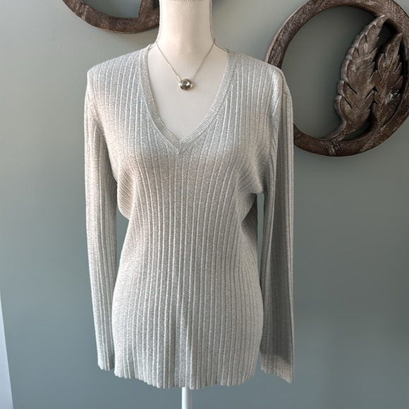 Chico's silver shimmer v-neck sweater   Chicos size 3 - Picture 2 of 6